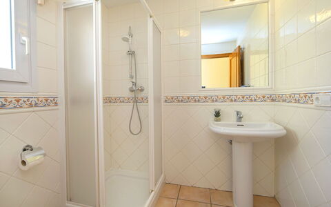 Sandra: Specchio, Idraulico Fixture, Rubinetto, Lavello, Bagno, Soffione Doccia, Interior Design, Lavandino Del Bagno, Finestra