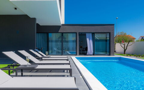 Dots N' Stripes: Costruzione, Proprietà, Acqua, Cielo, Azzurro, Piscina, Shade, Finestra, Interior Design, Architettura
