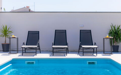 Laura: Acqua, Pianta, Proprietà, Mobilia, Piscina, Blu, Vaso Di Fiori, Azzurro, Verde, Rettangolo