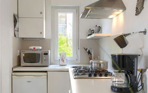 Laura: Lavandino Della Cucina, Proprietà, Controsoffitto, Cabinetry, Bianca, Elettrodomestico Da Cucina, Cucina Stufa, Cucina, Stufa A Gas, Lavello