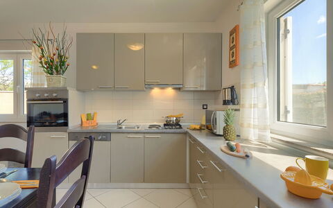 Villa Zara: Cabinetry, Controsoffitto, Lavandino Della Cucina, Proprietà, Lavello, Rubinetto, Finestra, Cucina Stufa, Cucina, Interior Design