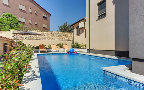 Noemi: Acqua, Pianta, Costruzione, Proprietà, Giorno, Finestra, Piscina, Azzurro, Blu, Cielo