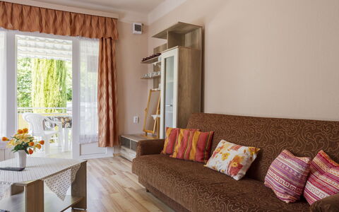 Gizella: Mobilia, Interior Design, Legna, Pavimentazione, Pavimento, Camera, Tessile, Illuminazione, Casa, Soggiorno