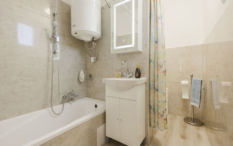 Gizella: Bagno, Idraulico Fixture, Interior Design, Pavimentazione, Lavandino Del Bagno, Pavimento, Lavello, Rubinetto, Idraulico, Gabinetto