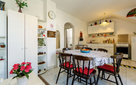 Csilla: Tavolo, Mobilia, Pianta, Cornice, Proprietà, Fiore, Interior Design, Costruzione, Sedia, Pianta Della Casa