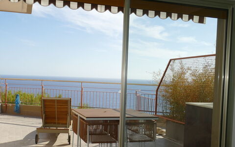 Ventimiglia 633: Cielo, Tavolo, Proprietà, Mobilia, Nube, Shade, Legna, Sedia, Costruzione, Acqua