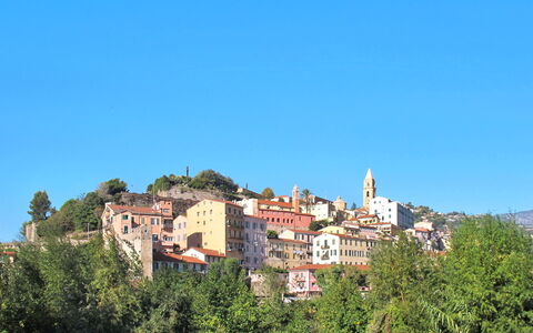 Ventimiglia 633: Cielo, Costruzione, Azzurro, Albero, Paesaggio Naturale, Pianta, Facciata, Città, Tetto, Casa