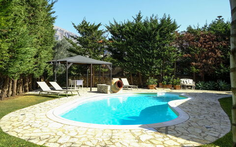 Carta Fashion: Acqua, Pianta, Cielo, Costruzione, Piscina, Albero, Shade, Erba, Tempo Libero, Paesaggio