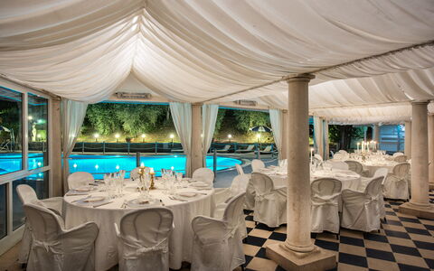 Villa Alfresco: Tavolo, Mobilia, Decorazione, Proprietà, Tavola, Acqua, Luce, Sedia, Tovaglia, Azzurro