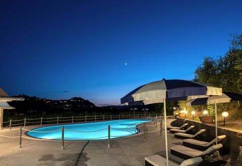 Villa Alfresco: Acqua, Cielo, Pianta, Piscina, Costruzione, Azzurro, Shade, Albero, Mobili Da Esterno, Corpo D'Acqua