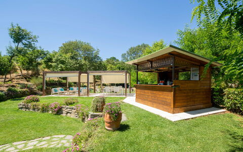 Villa Lastra: Pianta, Cielo, Albero, Paesaggio Naturale, Vaso Di Fiori, Shade, Lotto, Villetta, Erba, Area Rurale