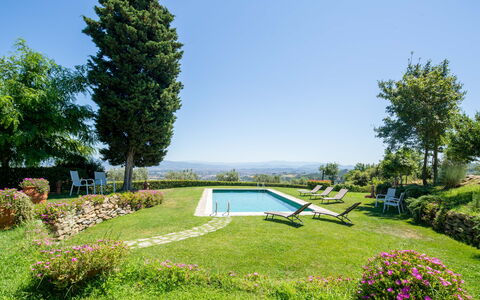 Villa Lastra: Cielo, Pianta, Acqua, Proprietà, Fiore, Comunita 'Impianto, Paesaggio Naturale, Albero, Vegetazione, Piscina