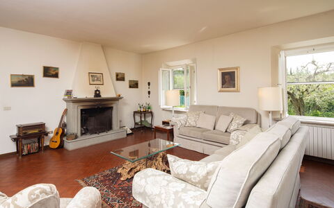 Villa Lastra: Divano, Mobilia, Cornice, Pianta, Finestra, Tavolo, Soggiorno, Pianta Della Casa, Interior Design, Pavimento
