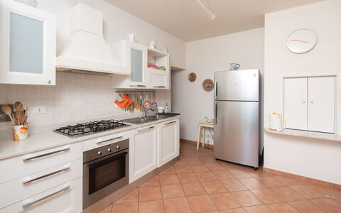 Villa Lastra: Cabinetry, Proprietà, Controsoffitto, Cucina Stufa, Elettrodomestico Da Cucina, Interior Design, Elettrodomestico, Stufa, Cucina, Piano Cottura