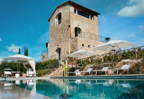 Villa Castiglioni: Acqua, Cielo, Nube, Pianta, Costruzione, Blu, Piscina, Azzurro, Arecales, Casa