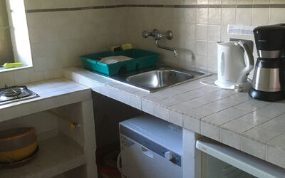 Apartment 1: Lavandino Della Cucina, Cabinetry, Rubinetto, Lavello, Proprietà, Controsoffitto, Cucina, Cucina Stufa, Elettrodomestico Da Cucina, Idraulico Fixture