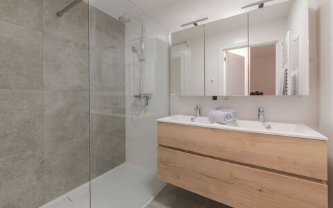 Bredene 733: Specchio, Rubinetto, Idraulico Fixture, Proprietà, Mobiletto Del Bagno, Lavello, Bagno, Lavandino Del Bagno, Costruzione