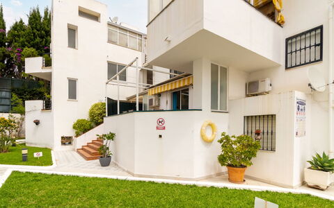Oasis: Pianta, Costruzione, Proprietà, Vaso Di Fiori, Finestra, Pianta Della Casa, Interior Design, Lotto, Giallo, Urban Design