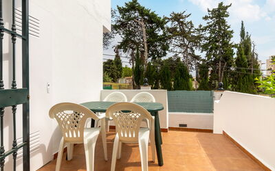 Torremolinos 28: Mobilia, Tavolo, Proprietà, Nube, Cielo, Costruzione, Sedia, Legna, Albero, Shade