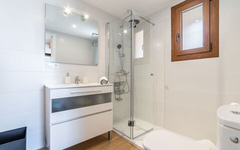 Sa Caseta des Camp: Specchio, Proprietà, Idraulico Fixture, Lavello, Costruzione, Mobiletto Del Bagno, Rubinetto, Cabinetry, Bagno