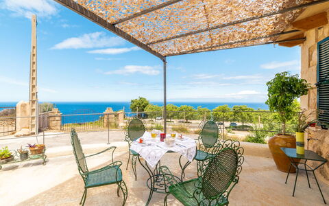 Sa Caseta des Camp: Tavolo, Pianta, Cielo, Nube, Mobilia, Giorno, Proprietà, Sedia, Azzurro, Natura