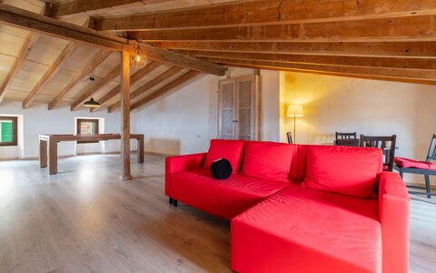 Boutique House: Proprietà, Mobilia, Legna, Illuminazione, Interior Design, Pavimento, Divano, Comfort, Pavimentazione, Soggiorno