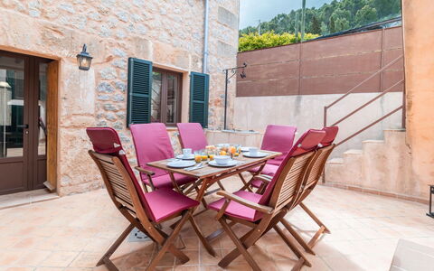 Boutique House: Mobilia, Tavolo, Finestra, Costruzione, Sedia, Legna, Viola, Cielo, Tavolo Esterno, Mobili Da Esterno