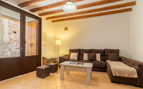 Boutique House: Divano, Proprietà, Tavolo, Mobilia, Legna, Comfort, Illuminazione, Interior Design, Ventilatore, Pavimento