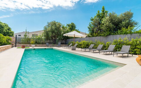 Can Rochet: Nube, Acqua, Cielo, Pianta, Piscina, Sedia, Albero, Costruzione, Mobili Da Esterno, Shade