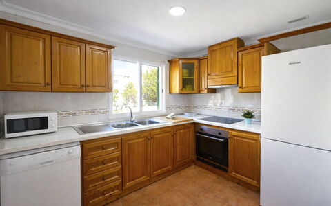 Can Delfin Alcudia: Cucina, Cabinetry, Controsoffitto, Elettrodomestico Da Cucina, Apparecchio Major, Pavimentazione, Legna, Interior Design, Mobilia, Pavimento