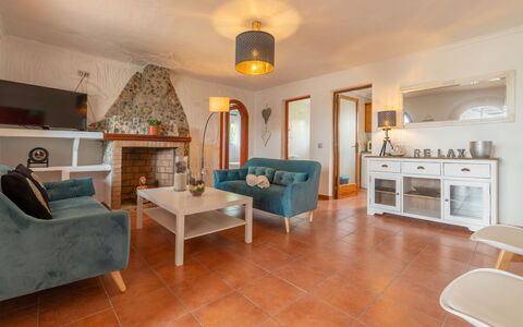 Can Delfin Alcudia: Tavolo, Mobilia, Divano, Proprietà, Cornice, Soggiorno, Legna, Illuminazione, Interior Design, Architettura