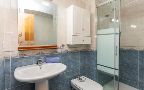Vila de Oropesa Iv: Lavandino Del Bagno, Bagno, Lavello, Idraulico Fixture, Pavimentazione, Interior Design, Pavimento, Rubinetto, Specchio, Gabinetto