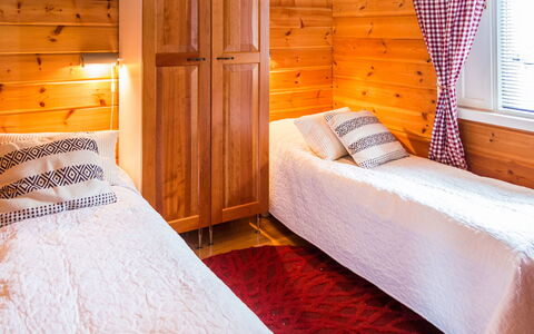 Tahkon Rantatupa 7 B: Legna, Pavimentazione, Pavimento, Mobilia, Pavimento In Legno, Interior Design, Letto A Castello, Camera, Color Legno, Latifoglie