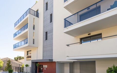 Le Grey Pearl: Costruzione, Giorno, Pianta, Finestra, Bianca, Cielo, Urban Design, Quartiere, Condominio
