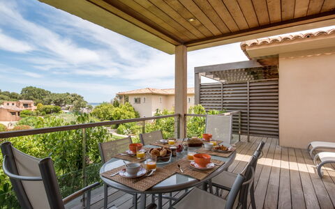 Côté Plage: Mobilia, Proprietà, Cielo, Tavolo, Pianta, Vaso Di Fiori, Costruzione, Sedia, Legna, Interior Design