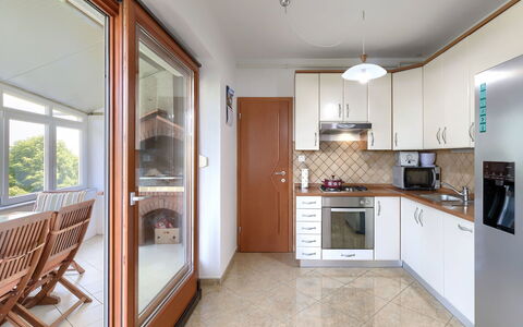 Matej: Mobilia, Cabinetry, Controsoffitto, Interior Design, Legna, Cucina, Architettura, Finestra, Soggiorno, Color Legno