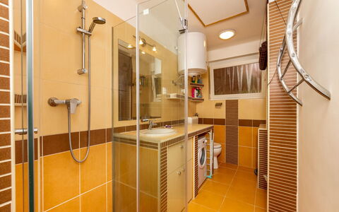 Lampion: Doccia Porta, Soffione Doccia, Cabinetry, Interior Design, Legna, Doccia, Casa, Pavimento, Pavimentazione