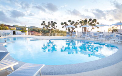 Massa Lubrense 537: Piscina, Ricorrere, Mobili Da Esterno, Ombrello, Tempo Libero, Hotel, Lettino, Shade, Resort Citta '