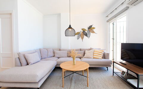 Panorama Beach: Mobilia, Divano, Costruzione, Tavolo, Legna, Comfort, Interior Design, Pavimentazione, Soggiorno