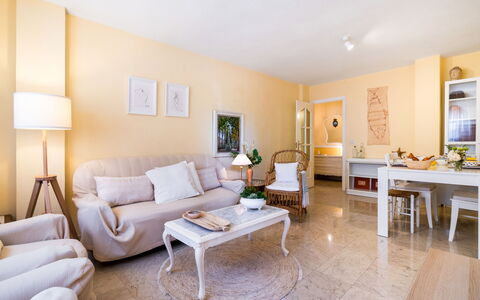 Rincon Dorado: Tavolo, Mobilia, Proprietà, Divano, Costruzione, Interior Design, Illuminazione, Arancia, Pianta Della Casa, Legna