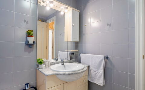 Rincon Dorado: Specchio, Lavello, Rubinetto, Idraulico Fixture, Lavandino Del Bagno, Mobiletto Del Bagno, Pianta, Bagno, Cabinetry, Viola
