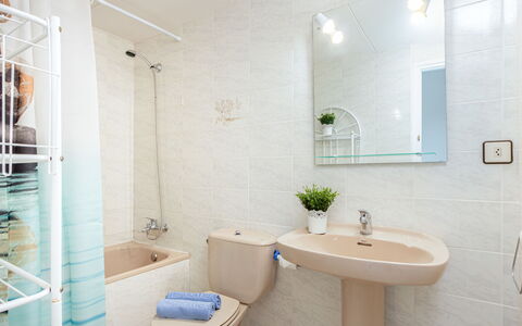 Garbinell: Specchio, Idraulico Fixture, Rubinetto, Proprietà, Lavello, Lavandino Del Bagno, Bagno, Pianta, Viola, Interior Design