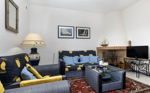 Can Berta: Cornice, Mobilia, Proprietà, Comfort, Tavolo, Illuminazione, Interior Design, Divano, Pavimentazione, Pavimento