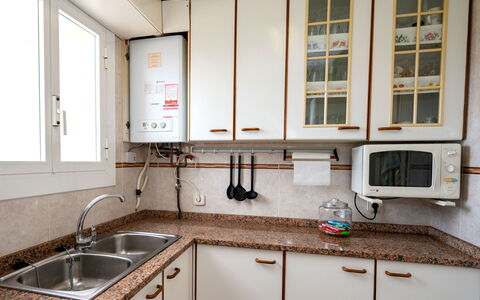Cunit 63: Lavandino Della Cucina, Rubinetto, Proprietà, Lavello, Cabinetry, Finestra, Controsoffitto, Idraulico Fixture, Cucina, Legna