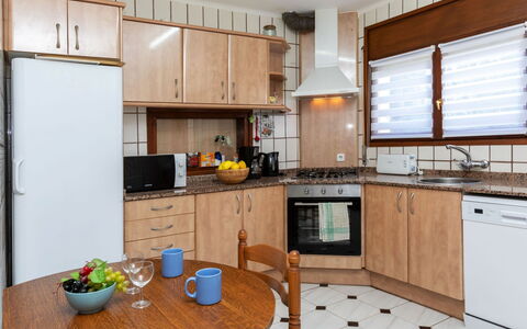 Villa Dorada: Cabinetry, Controsoffitto, Mobilia, Proprietà, Lavello, Lavandino Della Cucina, Tavolo, Cucina, Legna, Elettrodomestico Da Cucina