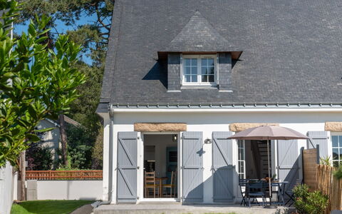 Bretagne: Pianta, Costruzione, Cielo, Finestra, Porta, Shade, Albero, Casa, Erba, Lotto
