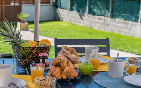 Bretagne: Cibo, Tavolo, Tavola, Pianta, Mobilia, Verde, Dishware, Tazza Di Caffè, Bicchieri, Tazza