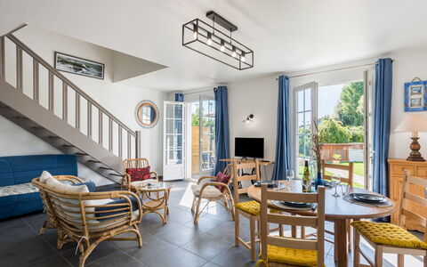 Bretagne: Mobilia, Tavolo, Proprietà, Finestra, Blu, Azzurro, Interior Design, Legna, Sedia, Illuminazione