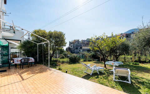 Marisol: Appartamento, Ricorrere, Sedia, Shade, Balcone, Cucina & Sala Da Pranzo Tavolo, Ristorante, Eco Hotel, Hotel