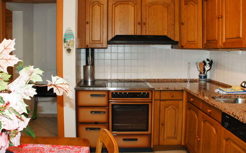 Pina: Cabinetry, Controsoffitto, Proprietà, Lavandino Della Cucina, Lavello, Elettrodomestico Da Cucina, Legna, Cucina, Cucina Stufa, Cassetto